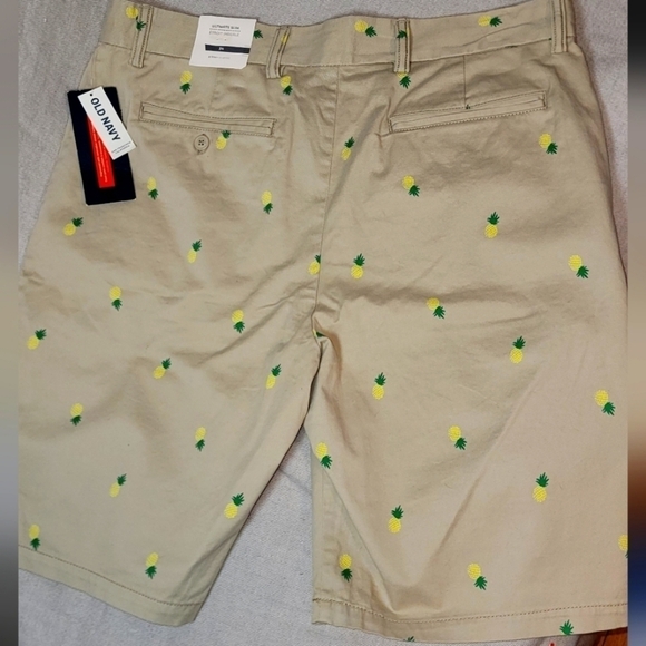 Mens Old Navy Pineapple Flex Shorts - Picture 2 of 4